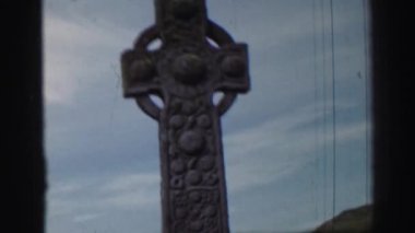 Stoacı çapraz kayalık bir otlak uzun duruyor