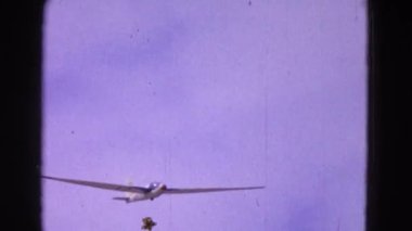 Normal hızda bir uçak ve bulutlar arasında geçen