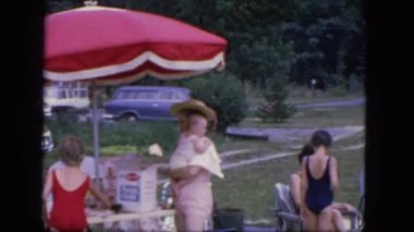 Çocuklar, bazı ilginç anı yakalamak ve havuz kenarı