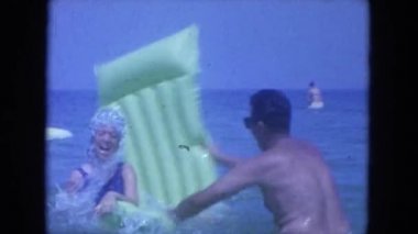 bir plajda Yüzme uğraşırken bir çift