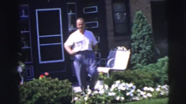 Homme marche à travers un jardin en pleine floraison — Video