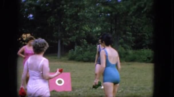 Damen spielen das Spiel im Bikini — Stockvideo