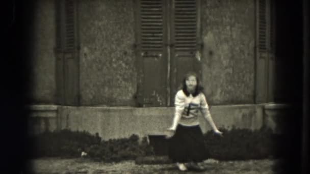 Девушка прыгает, танцует, выкрикивает рутину чирлидеров — стоковое видео