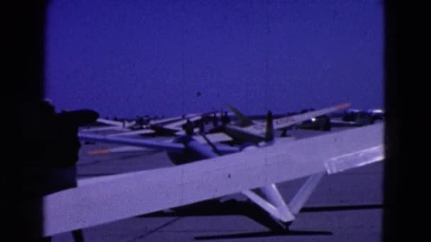 Homem transportando pára-quedas deixa avião — Vídeo de Stock