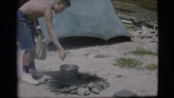 Criança é visto derramando em um pote — Vídeo de Stock