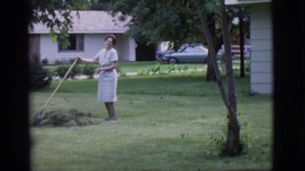 Femme au foyer recueille beaucoup d'herbe fraîchement tondue — Video