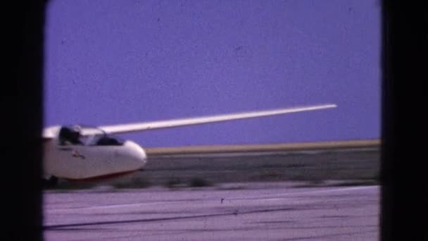 Avión con gran envergadura de alas despegando — Vídeos de Stock