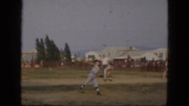 Partita di baseball nel campo di pallone del quartiere — Video Stock
