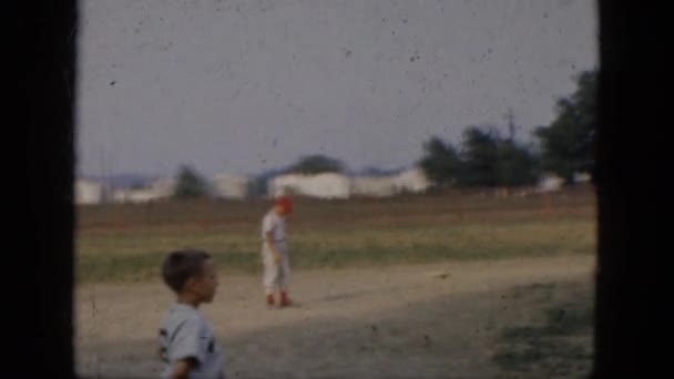 Jardineros de béisbol esperando el lanzamiento — Vídeo de stock