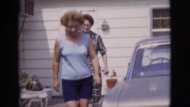 Frauen gehen in der Nähe eines Hauses und eines Autos — Stockvideo