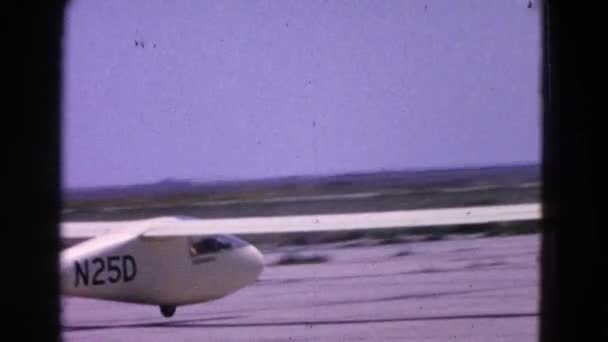 Ιδιωτικό αεροπλάνο στον διάδρομο — Αρχείο Βίντεο