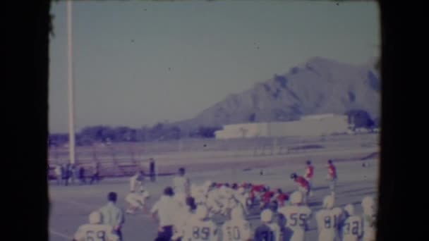 Ένα παιχνίδι ποδοσφαίρου κοντά σε ορεινή περιοχή — Αρχείο Βίντεο