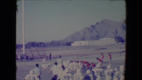 Un partido de fútbol cerca de una región montañosa — Vídeo de stock