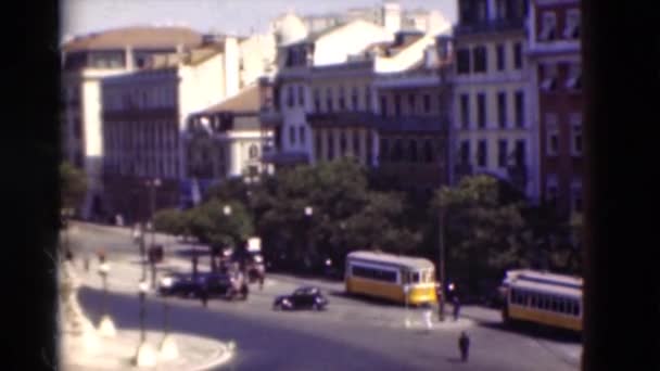 Auto's die cirkelen historisch monument — Stockvideo