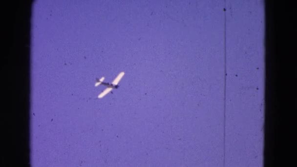 小飞机降落在沙漠中 — 图库视频影像
