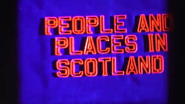 Výstražnou tabulkou lidí a míst ve Skotsku — Stock video