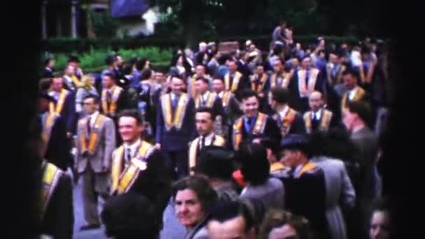 Geçit töreni sarı kuşak ile süslenmiş erkekler — Stok video