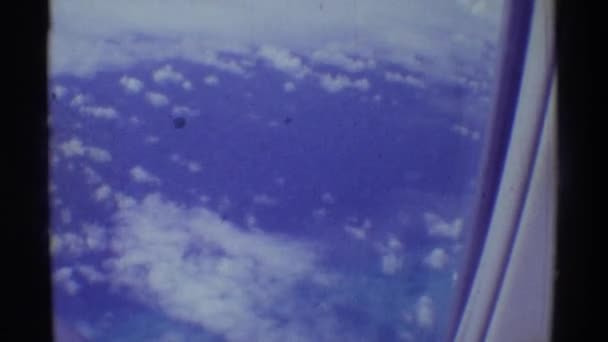 Uitzicht vanaf een vliegtuig venster — Stockvideo
