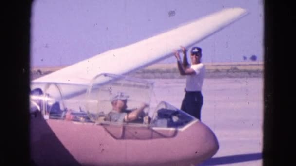 Les gens sont vus préparer un avion pour le décollage — Video