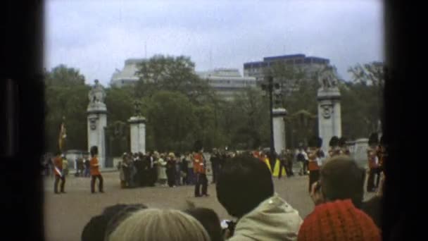 Människor ses marscherar med royal uniform — Stockvideo