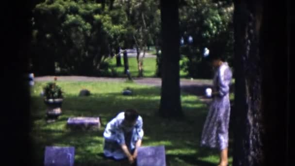 Frau beobachtet andere Frau mit Kelle in der Nähe des Grabes — Stockvideo