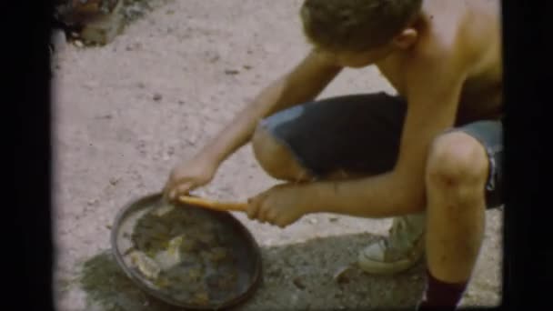 Мальчик чистит морковь — стоковое видео