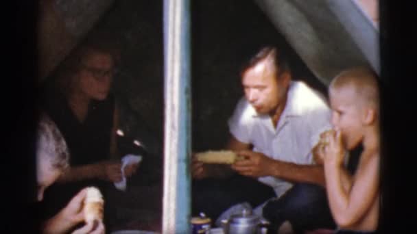 Una familia se ve dentro de una tienda y comer — Vídeo de stock