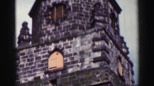 Bir anıt yüksek bir kule sahip görülür — Stok video