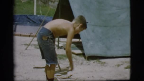 Kamp ateşi yakma tutmak için yangın stoking adam — Stok video