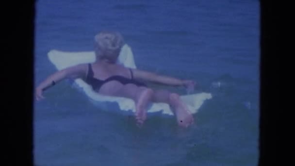 Wanita bersenang-senang mandi dan bermain-main di laut — Stok Video