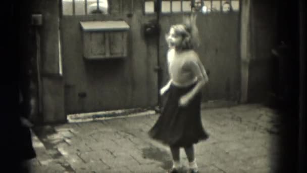 女孩跳绳和运行 — 图库视频影像