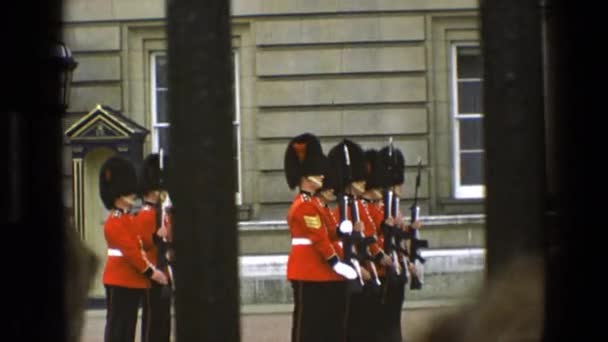 Desfile militar em uniformes e com armas — Vídeo de Stock