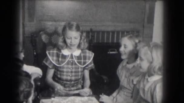Dívka přečte kartu a otevře dárek jako její přátelé obklopují ji úzkostlivě čekají — Stock video