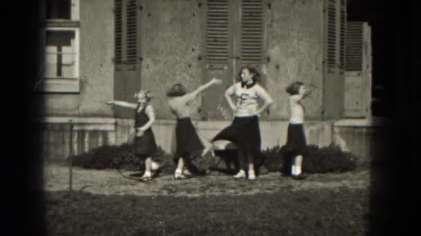 Kvinna dans med tjejerna — Stockvideo