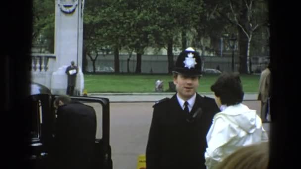 Police officer talking to a woman — Stock Video