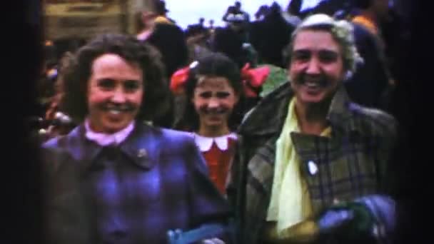 Mujeres sonriendo en el evento — Vídeo de stock