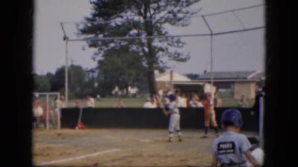 Αγόρια έντονη μπέιζμπολ παιχνίδι στο πάρκο πόλης — Αρχείο Βίντεο
