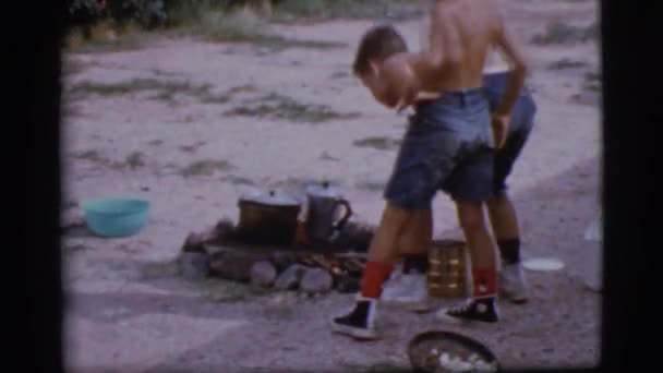 Chicos acampando en el patio trasero — Vídeos de Stock