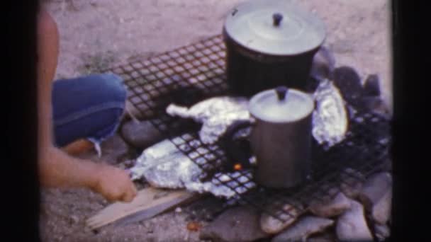 火の食糧を準備する少年 — ストック動画