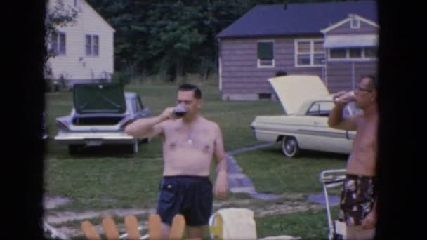 Homens de topless são vistos tomando uma bebida — Vídeo de Stock