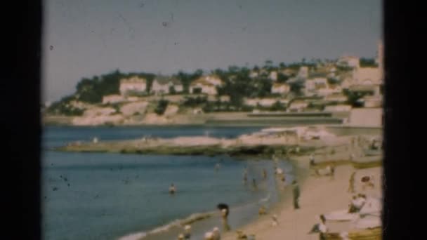 Παραθαλάσσιο θέρετρο με beachgoers και καμπάνες — Αρχείο Βίντεο