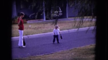 bir anne kızıyla birlikte görülür