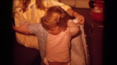 kadın giysileri pouty çocuk üzerinde koyarak