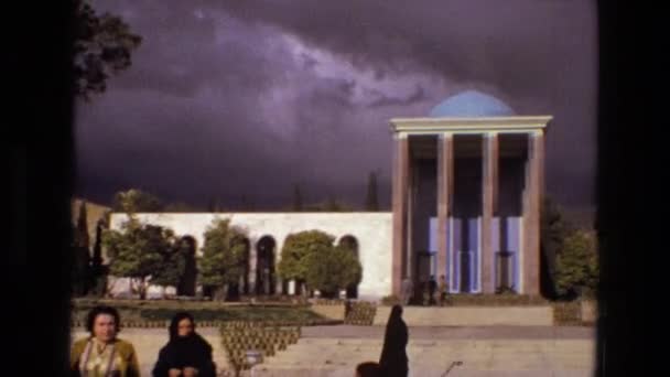 Wolken überschatten Menschen, die im Hof herumlaufen — Stockvideo