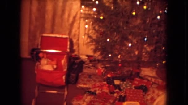 Se ve un árbol de navidad — Vídeos de Stock