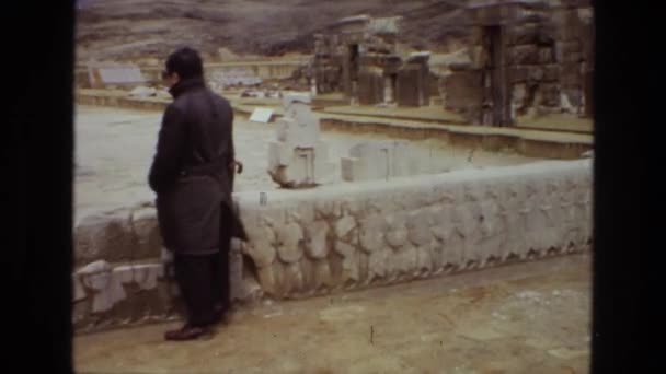 Bir dağ zinciri yedekler binalar, eski konut keşfi gösteren kalıntıları — Stok video
