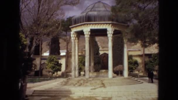 正式的花园，与小径的边缘 — 图库视频影像