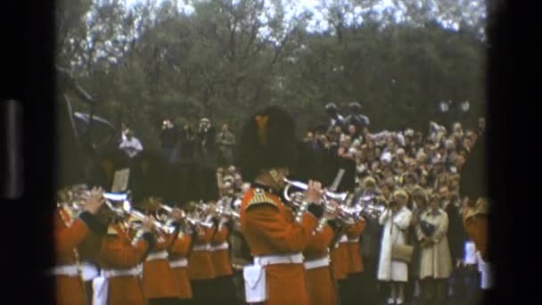 Parade van militaire muzikale band in een park — Stockvideo
