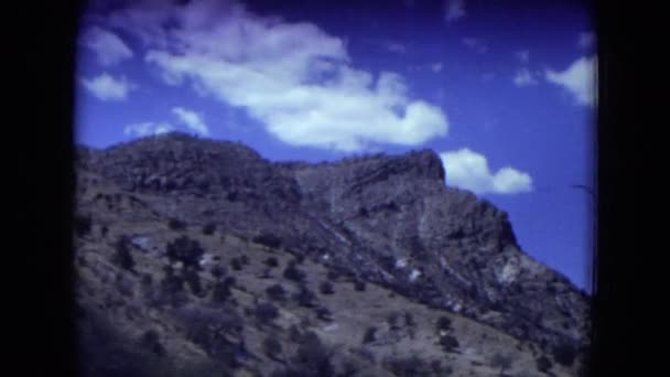 Uma área de montanha é vista viajando por estrada — Vídeo de Stock