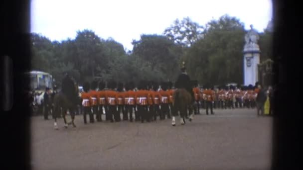 Oficiales reales de la reina moviéndose en procesión digna — Vídeo de stock
